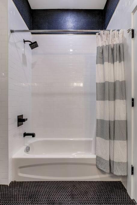 Luxury Designer Theme 2Br Apt Near Nyc / Thepath Newark Exterior foto